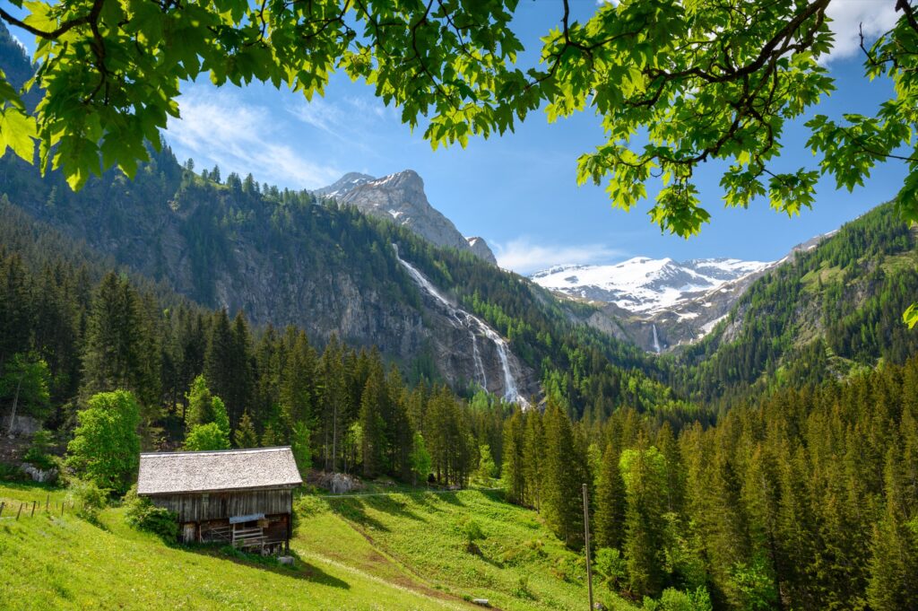 Alphütte und Wasserfall im Lauenental, Berner Alpen